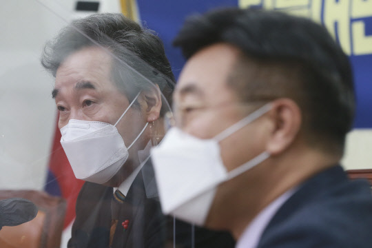 (서울=연합뉴스) 안정원 기자 = 더불어민주당 이낙연 대표가 7일 오전 서울 여의도 국회에서 열린 검찰개혁특위 3차 회의에서 윤호중 위원장의 발언을 듣고 있다. 2021.1.7      jeong@yna.co.kr  (끝)